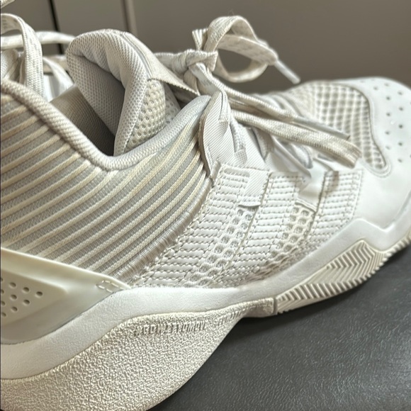 Athletic_Shoes